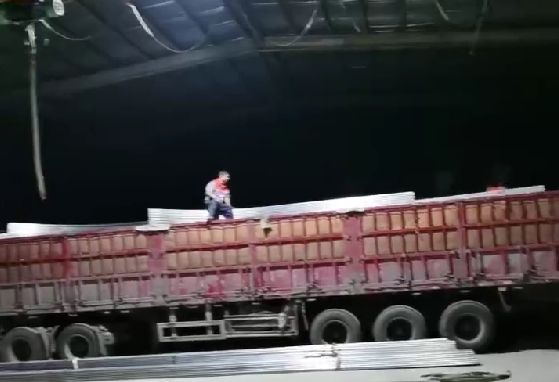 天黑了，發(fā)貨裝車(chē)依然加班進(jìn)行中，服務(wù)好更多的客戶